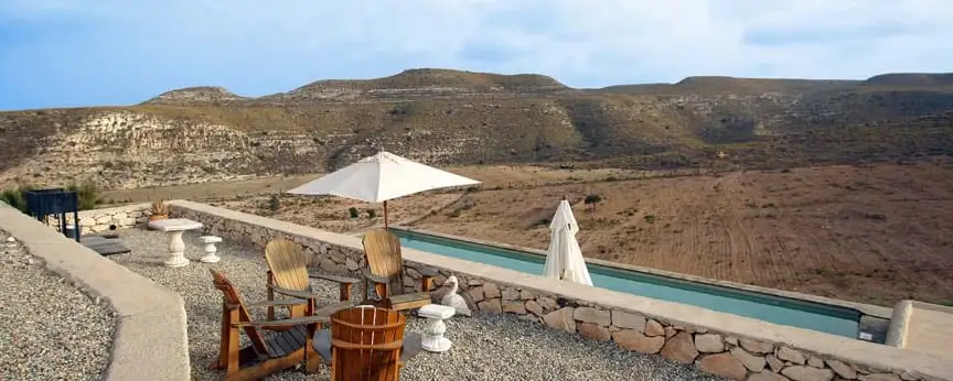 Piscina privada y terraza en Finca Los Tigres