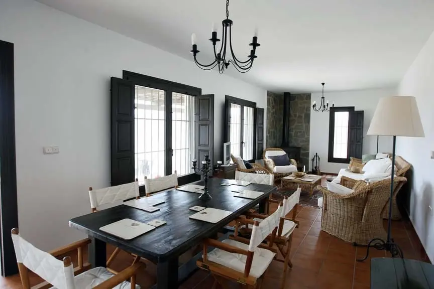 Salón luminoso del interior de Finca Los Tigres