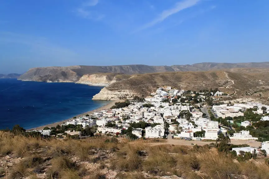 Trilho costeiro com vistas para o Mediterrâneo perto de Agua Amarga