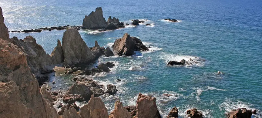 Caletta di acqua trasparente e roccia vulcanica vicino ad Agua Amarga