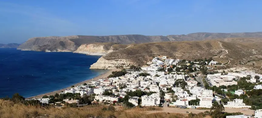 Sentier côtier avec vues sur la Méditerranée près d'Agua Amarga